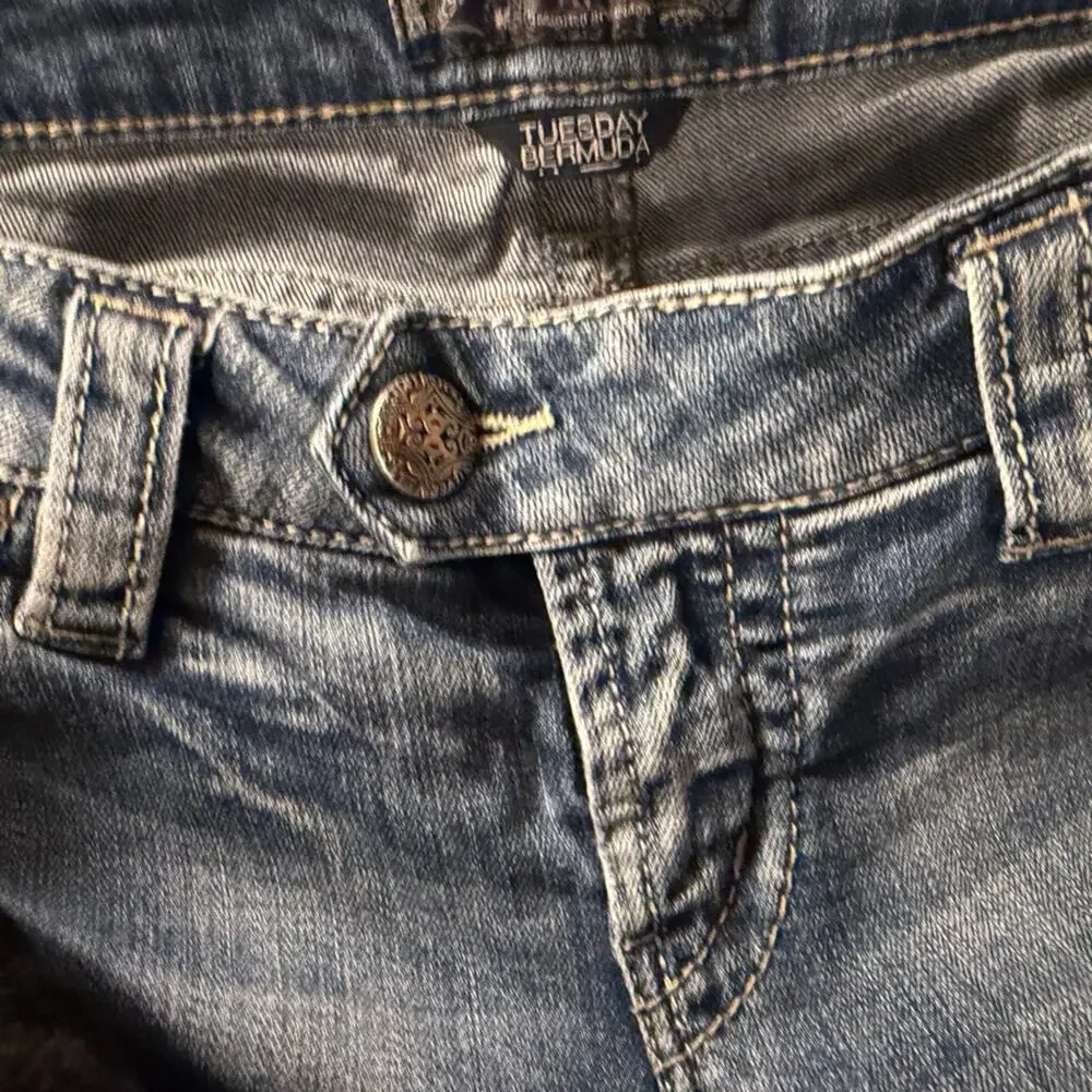 Silver Jeans Tuesday Bermuda shorts denim y2k distressed